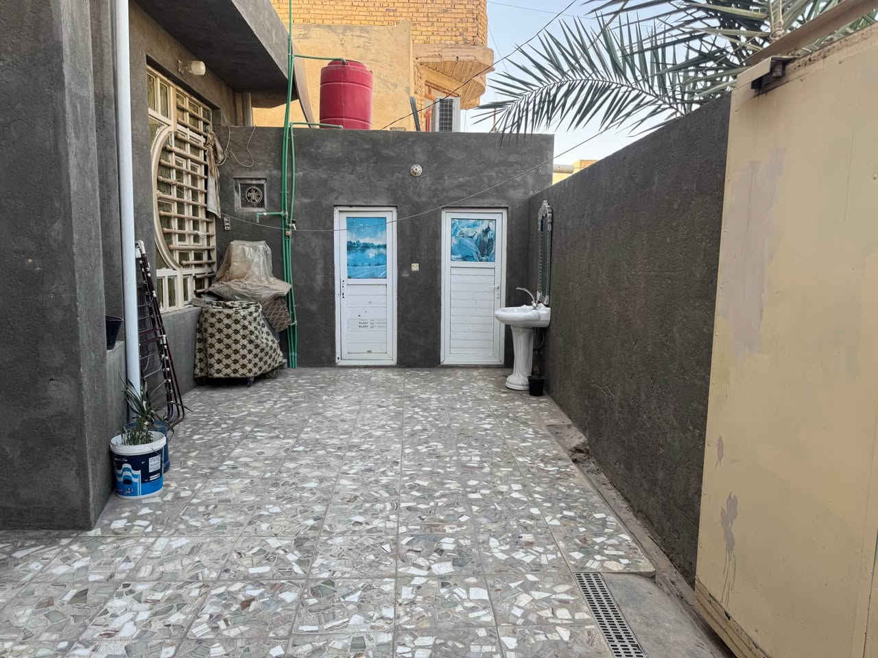 بيت للبيع في الحولي عمود رقم 1 خلف ملعب النجف الدولي خلف شارع 30 المساحه 200 متر طابقين بناء جديد طابو صرف
يحتوي الطابق الاول على طارمه كبيره وتخاريج داخليه وخارجيه 
استقبال 7*4 فوقها غرفه 
مطبخ 5*4 فوقها غرفه
صاله 8*4
وغرفه 5 ونص* 4 ونص فوقها غرفه
وصحيات وثنين مكشوفات 
الطابق الثاني يحتوي على صاله و 3 غرف نوم وصحيات 
للاستفسار الاتصال 
*********** النجف, العراق
