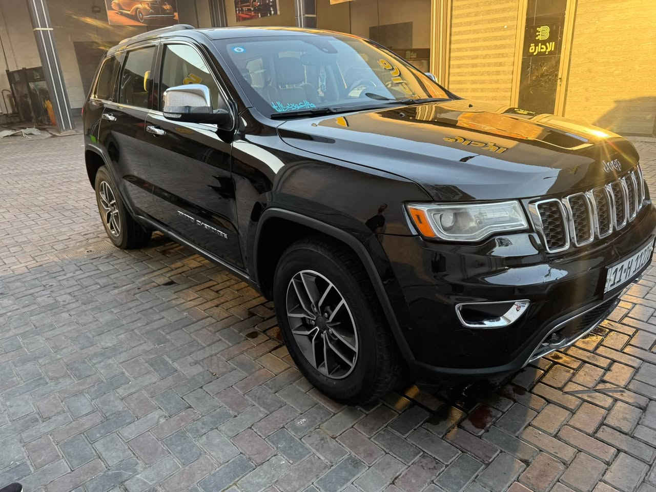 جيب ليمتد
گراند شيروكي موديل2019 
السياره فول مواصفات 
رادار امامي 
فتحه سقف
حساسات اماميه
حساسات خلفيه
رادار جانبي 
نقطه عمياء 
كشنات جلد + كهرباء
جنطه كهرباء
بصمه تشغيل عن بعد 
اوتو ستوب 
وباقي المواصفات المعروفه 
كفاله من كلشي كير مكينه شواصي ايرباكات منضومه تبريد والخ.
وبالنسبه للكشر سونارها موجود ع واتساب ***********
تخم تايرات +جامه امامي+ باتري+منظومه كامله زينون (جدد) 
عارضها 213 حادثها امريكا فقط سرقه جاملغات اماميه
