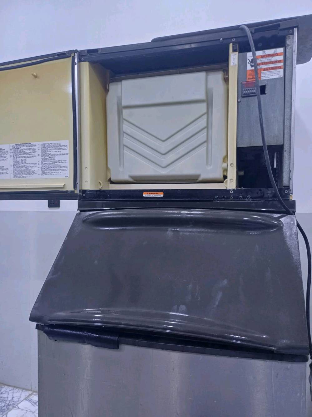ماكينة صانعة ثلج تجارية (Commercial Ice Machine)
​الحالة: شغال وبحالة ممتازة وجاهز للعمل.
​المواصفات: هيكل ستانلس ستيل ستيل متين، حوض تخزين سفلي كبير، وقدرة إنتاج عالية للعمل الشاق.
​الاستخدام: مثالية للمطاعم، الكافيهات، والمطابخ المركزية.
​
هلا عمي، تگدر تذكرلنا الموديل/البراند بالضبط وشكد إنتاجها باليوم تقريباً (مثلاً 300، 500، 600 كيلو)؟: 
250k امريكيا
وين موقع الماكنة حالياً بالمحافظة/المنطقة؟ وهل اكو توصيل لو الاستلام بس من المكان؟: 
بغداد فقط استلام
هل بيها أي ملاحظة أو عطل خفيف مثل تسريب، ضعف تبريد، صوت، أو تحتاج تنظيف/صيانة قبل الشغل؟: 
نظيفة جدا
هل تريدها تنباع وية التجربة والفحص قبل الشراء، لو جاهزة تسليم مباشر؟: 
تكدر تفحصها
شنو آخر سعر إلك وهل السعر قابل للمساومة؟: 
نعم بيها مجال