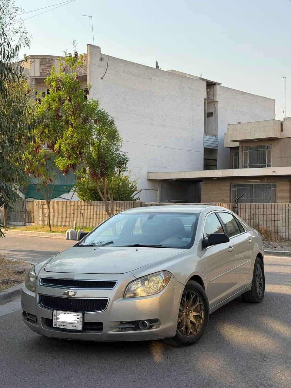 ماليبو 2011 لون ذهبي بغداد للبيع :
السعر 65 ورقه وبيها مجال 
محرك 4 سلندر 2500 المرغوب 
كير اوتو - صدر نضيفات 
تبريد شغال بارد 
ويل كب 17 
شاشه - كأمره خلفيه -كشن كهرباء 
مصبوغة عام للجمالية فقط بسبب الجراد 
البدي كلش حلو وصافي وبدون اي دواخل 
محركها بي  ( لاستيك ولف بيها ) 
والسيارة تشتغل وتمشي وكلش ناعمه 
مكاني بغداد المنصور للاستفسار: 
*********** بغداد, العراق
