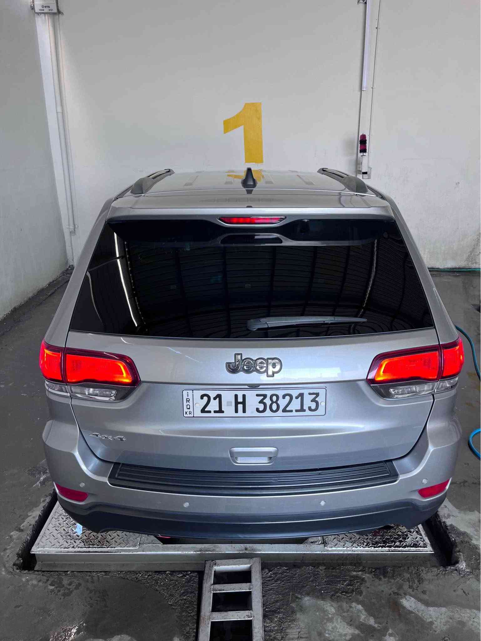 السلام عليكم 💞
جيب غراند شيروكي 2020
مكينة 3.6L V6 
اللون سيلفر 
نظام الدفع : رباعي 4x4
مواصفات شاشة لمس مع دعم نظام الملاحة والBluetooth كشنات كهرباء تحكم شاشه نظام دفع للانماط المتعددة كاميرا خلفيه وشاشة معلومات حساسات مثبت سرعه 
رقم سليمانيه تحويل وغرمات شرط
حادث بنيد مبدل وصبغ جامرلغ امامي  موجود صور الحادث والسونار 
بدون ايرباك 
السعر 185 وبيهه مجال
مكان ديالى شهربان المقدادية, ديالى

نص مكتوب في الصور:
- 1C4RJFAG3LC158385Q Hollywood Motors