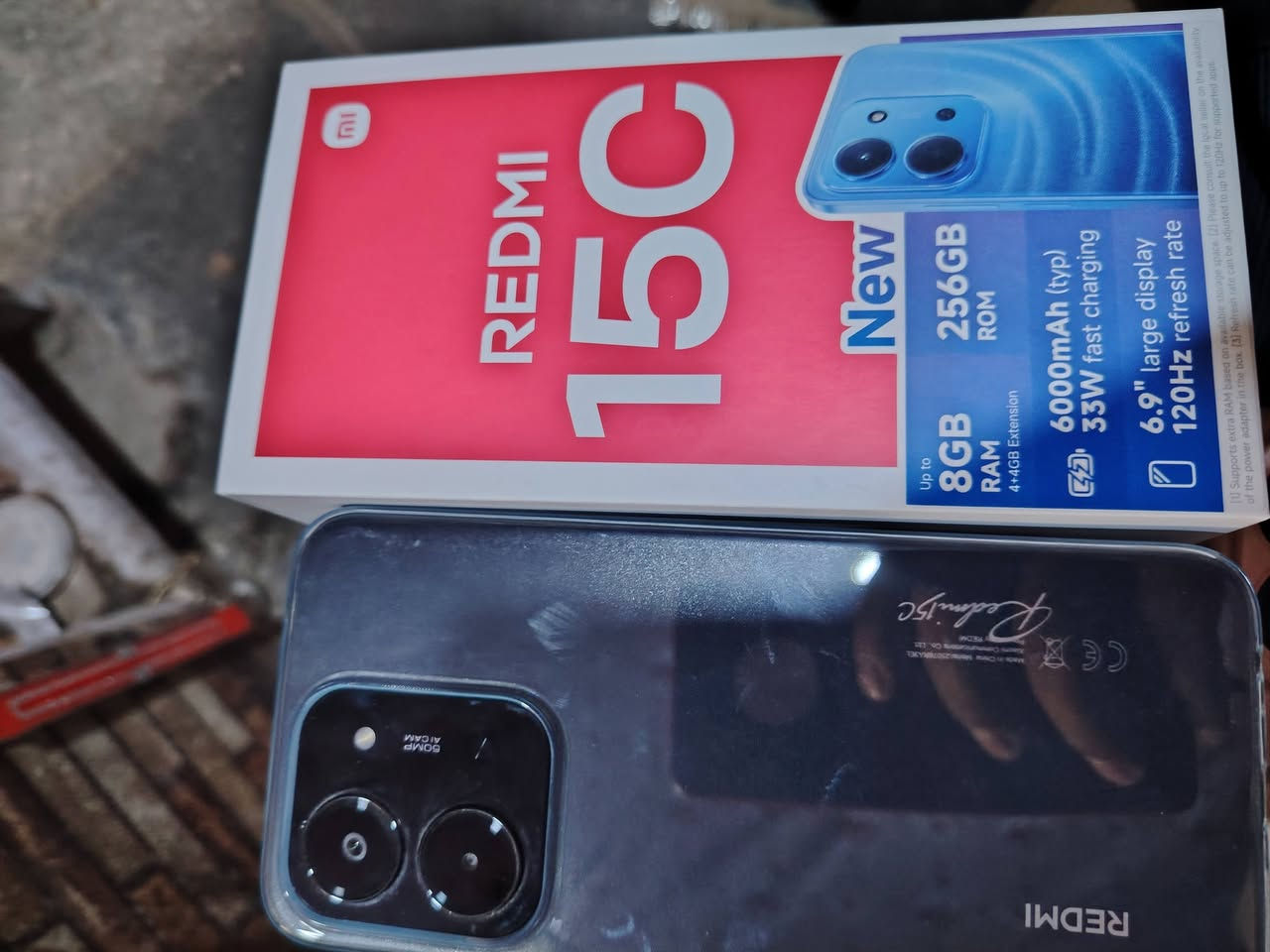 شاومي ريدمي 15C (Xiaomi Redmi 15C)  الشاشة: بحجم 6.9 بوصة وبمعدل تحديث 120 هرتز ذاكرة التخزين: 256  العشوائية (RAM): 8 البطارية: سعة 6000 ميلي أمبير مع شحن سريع بقوة 33 واط.الكاميرا: بدقة 50 ميجابكسل سعره 200 الف
