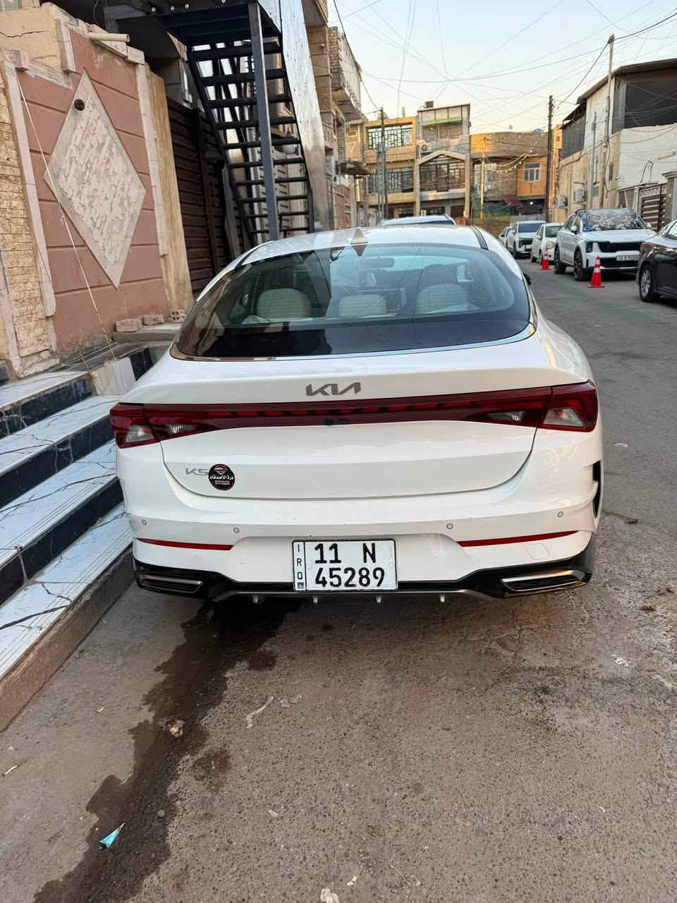 السلام عليكم
كي 5 خليجي 2023 
محرك 2000 دوش
رقم بغداد باسمي
حساس امامي خلفي 
ماشية 50  الف كيلو متر
مري شفط
بيهة شخط مال بسمار على طول البابتين وطخة باب السايق 
5 وضعيات قيادة 
السيارة على وضع الشركة
السعر 198 
العنوان بغداد حي الجامعة
***********

