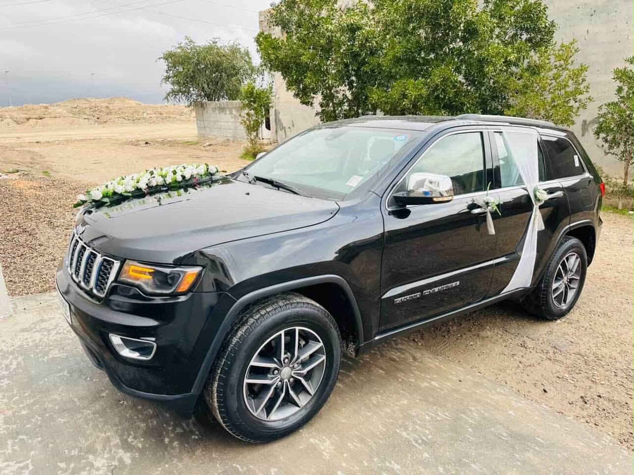 السلام عليكم 🌹

🔥 للبيع فقط — جيب جراند شيروكي ليمتد موديل 2017 🔥

🚙 سيارة أخت كلين ونظيفة جداً، بيها فقط شخوط قليلة وبأماكن محددة، جامع خلفي وحافة البنيد.

✅ فول مواصفات عدا الجكات والرادار الأمامي
✅ محرك مبدل جديد
✅ كير ومحرك ما مفتوحات
✅ بصمة تشغيل + بصمة أبواب
✅ كشن كهرباء
✅ تحكم ستيرن جهتين
✅ داخل جلد + بنرامة
✅ شاشة كبيرة
✅ كاميرا خلفية + حساسات خلفية
✅ محرك 6V. 3.600

📌 رقم بغداد جديد
🔄 تحويل مباشر

سيارة فول مواصفات وتستاهل الفحص، تجي وتشوف وتفحص وبيك خير وتدلل .
📍العنوان / الفلوجة  
اتصل على هذه الرقم لمعرفة السعر او المراسلة واتساب موجود أيضاً ، مكلف بالنشر .
📞***********
