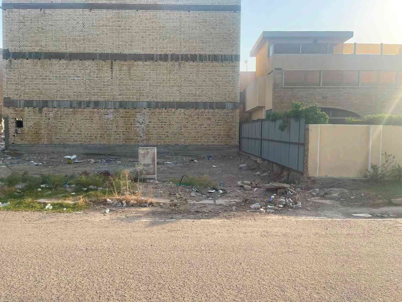 للبيع قطعة ارض مقابل الحديقه  بصف الركن صفحة الركن مبيوعه تباع بالكامل او تقطيع المساحه 116 متر الواجهه 9 والنزال 12،88 الموقع شارع فلسطين المستنصريه محله 504 خلف نادي التركمان مقابل الحديقه قريبه عالشارع العام للاتصال *********** او *********** شركة الخيمه للعقار
