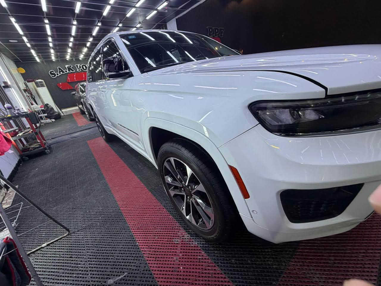 🚘 Jeep Grand Cherokee Overland – 2021
🇺🇸 وارد أمريكي
✨ الشكل الجديد
👑 فئة Overland – VIP Large
👥 7 راكب
⚙️ 6 سلندر
🛞 4×4 دبل
📍 تسجيل بغداد
🤍 لون أبيض
📊 ماشية 70 ألف كم

🔥 المواصفات والتجهيزات:

• فل أوبشن
• فتحة سقف بانوراما
• مقاعد جلد فاخرة
• مقاعد أمامية تبريد
• مقاعد أمامية تسخين
• مساج للمقاعد
• نظام صوت Macintosh
• Ambient Lighting إضاءة داخلية
• شاشة وسطية كبيرة
• شاشة عدادات رقمية
• تبريد 3 مناطق
• تحكم أوتوماتيكي بالمناخ
• تحكم بالمقود
• أزرار تحكم بالصوت من المقود
• تشغيل بصمة / زر
• دخول ذكي بدون مفتاح
• ريموت أصلي
• حساسات أمامية وخلفية
• كاميرا خلفية
• كاميرات ومراقبة محيطية حسب التجهيز
• مثبت سرعة
• مثبت سرعة متكيف حسب التجهيز
• تنبيه النقطة العمياء
• تحذير مغادرة المسار
• فرملة طوارئ
• أنظمة قيادة متعددة
• أوضاع للطرق الوعرة
• تحكم بالدفع الرباعي
• جنوط ألمنيوم
• إطارات عريضة
• مرايات كهربائية
• مرايات قابلة للطي
• إضاءة LED
• مصابيح ضباب
• تشغيل وإطفاء أوتوماتيكي للأنوار
• حساسات مطر
• صندوق خلفي كهربائي
• فتح الصندوق الخلفي كهربائياً
• مقاعد خلفية قابلة للطي
• مساحة واسعة للصف الثالث
• تكييف للصفوف الخلفية
• منافذ USB للركاب
• بلوتوث
• Apple CarPlay
• Android Auto
• نظام ملاحة حسب التجهيز
• تحكم كهربائي بالمقاعد
• ذاكرة للمقاعد حسب التجهيز
• ستائر/تظليل خلفي حسب التجهيز
• زجاج كهربائي كامل
• مراية داخلية أوتوماتيك
• تشغيل عن بُعد
• نظام مراقبة ضغط الإطارات
• نظام ثبات إلكتروني
• نظام مانع انزلاق
• ABS
• Hill Descent / مساعد نزول المنحدرات
• Hill Start Assist
• نظام اختيار وضعية القيادة

👑 Overland مو مجرد سيارة… فخامة وهيبة وقوة بكل تفاصيلها.

***********

