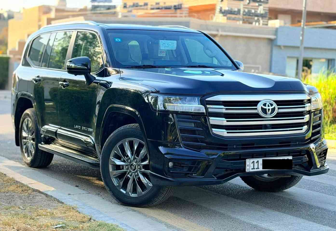 سلام عليكم .... اخوان عندي لاندكروز 2023 لمتد ساز توين تيربو لون اسود رقم بغداد بأسمي وتحويل مباشر ماشيه 58 الف السياره مغلفه PPF بالكامل  اخوان السياره مكفوله من الضرر والصبغ بيه فقط طعجه بسيطه مسحوبه وممبينه ... وسعرها 63800$ واي استفسار هذا رقمي ***********
مواصفاته 
محرك 6 سلندر توين تيربو 
سلايد 
كشنات جلد 
اربع كامرات 
باب خلفي كهرباء 
شاشات خلفيه
تبريد كشنات 
ثلاجه
كشنين كهرباء
سستم صوت JBL
