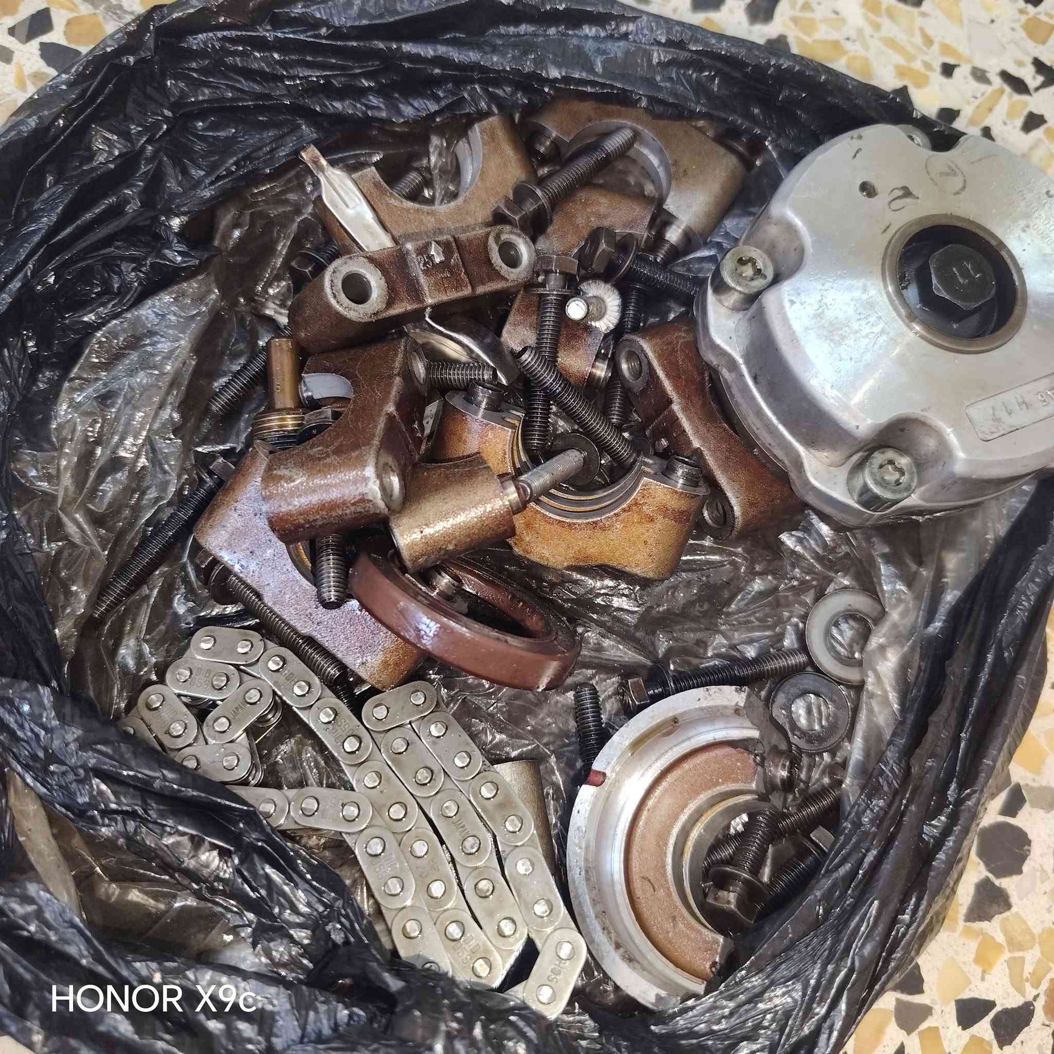السلام عليكم عندي رواجس للبيع كلش نظيفات مكاني بغداد المحمودية لاتصال على هذا الرقم *********** او ***********

نص مكتوب في الصور:
- HONOR X9c