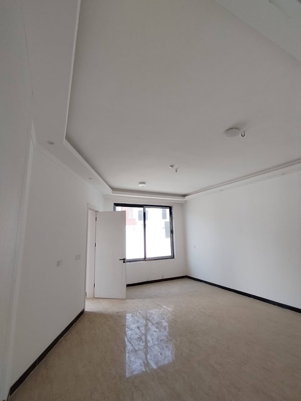بيت للبيع بمجمع الرياحين السكني استلام وجبة اولى
موقع المجمع بغداد - طريق بغداد-موصل. مجاور محطة كهرباء التاجي التحويلية. يبعد 15 دقيقة عن بوابة الكاظمية. المجمع على الخط السريع مباشرة.
المجمع يحتوي على مساحات خضراء ومدارس ومراكز تجارية.

باقي من التسديد اقل من 87 مليون تستلم تسكن مباشرة التسليم بعد أيام.. بعد التسليم السعر يرتفع اذا تشتري هسة توفر على نفسك هواي. 
نموذج B زون الضباط 200 متر يحتوي على حديقة وكراج وكلدور و ثلاث غرف نوم، ثلاث حمامات استقبال كبير وغرفة معيشة كبيرة، منور جانبي ومنور خلفي كبير يصير حديقة رهيبة والخريطة معروفة مع بالكونة ملحقة بغرفة النوم الكبيرة
درج دائري مو مربع ومطبخ مفتوح على غرفة المعيشة يعني ينفع يصير المطبخ نظام جزيرة. تصميم المطبخ جاهز هدية مع البيت.
التانكي والسخان والماطور الصاعد من ضمن التاسيسات مشدودة وجاهزة
منظومة غاز انابيب عالعداد يعني انسى شيلة القنينة وخطر التسريب. 
قريب عن السوبرماركت والتشجير 90 متر وعن المدارس  300 متر يعني خمس دقايق مشي.

للمعلومات الاتصال او مراسلة واتساب
 ***********
