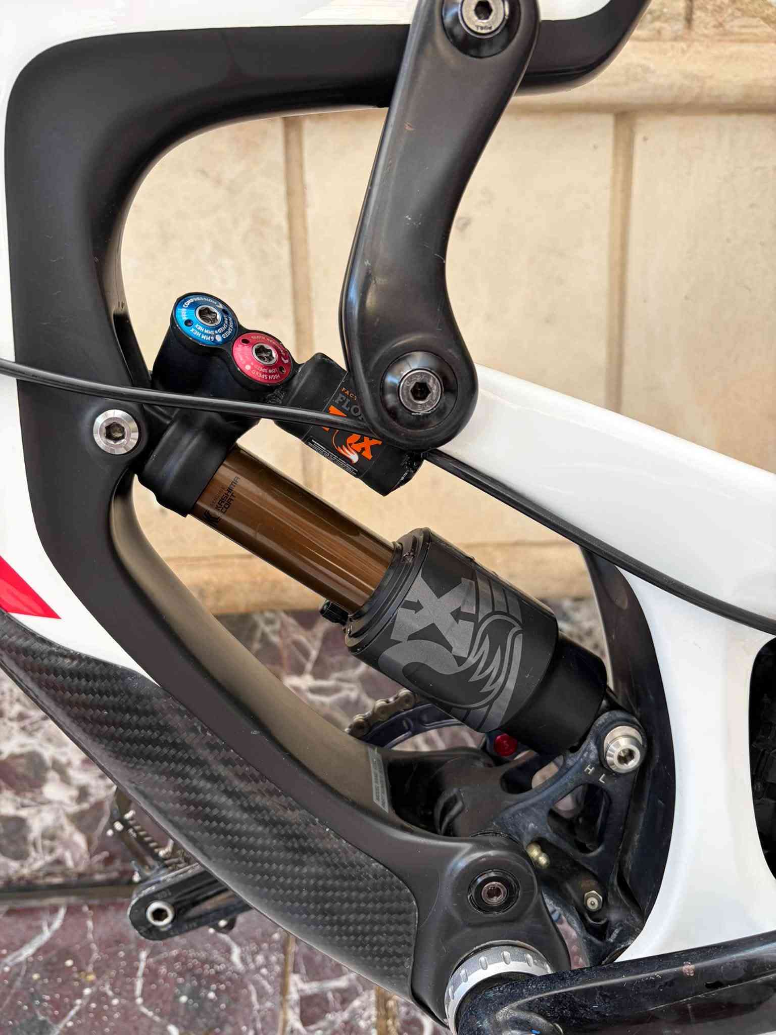 SANTA CRUZ V10 • فريم كاربون • مقاس L ٢٧٫٥