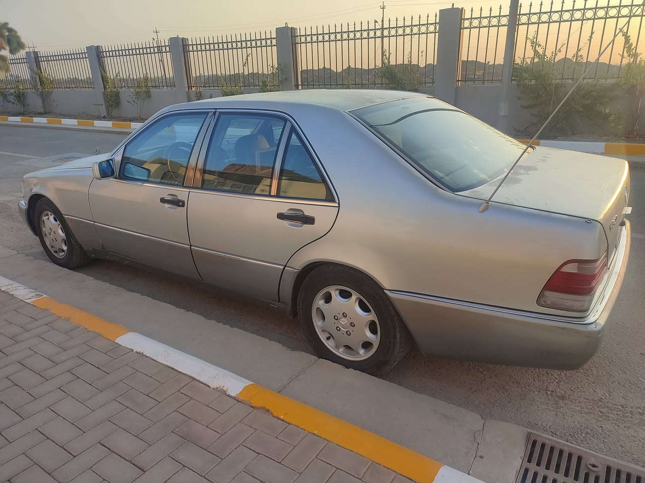 السلام عليكم
للبيع مرسيدس شبح موديل 93 
سيارة جاهزة من كلشي تبريد ممتاز 
غرفتها جديدة 
محرك تابوت
السيارة فقط جاردة يحتاجلها فقط صبغ 
السعر ٨٧ ورقة بيها مجال  
مكانها بغداد الكرادة 
للتواصل ***********
