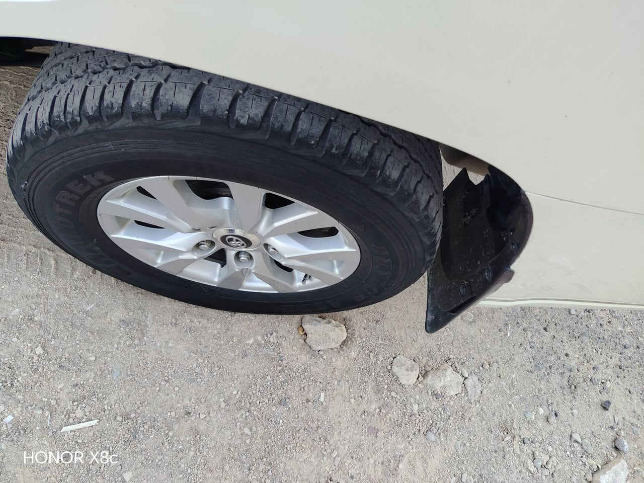 البيع او مراوس
للبيع لاندكروز 2017 اوتوماتيك فطيم اصل فول رقم بغداد دولي باسمي الثانويه جديده هزه جديده ماشي 125حقيقي محرك سلندر 6 مكفوله من كل ضربه بيها رش صبغ قطعتين تبريد ثلج مكان النجف الرقم ***********

نص مكتوب في الصور:
- HONOR X8c
- 2017
- HONOR X8c 2017