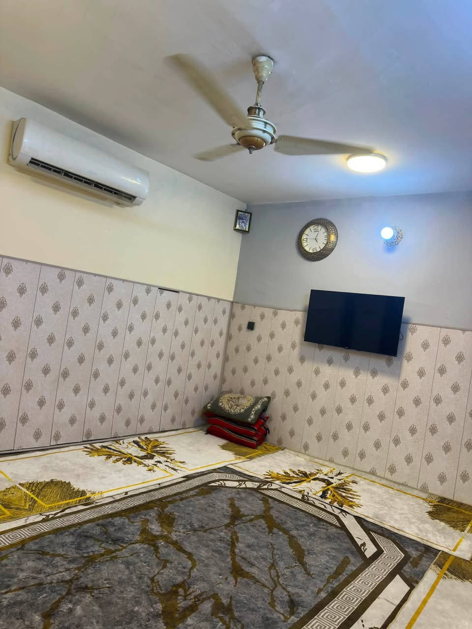 السلام عليكم 
بيت مساحه 125 متر تجاوز صب مسلح بصف السوك شارع كهوه المتقاعدين ويه لبيت غراض كاونتر طباخ كنتور بوفيات عدد 2 مجمده تانكي ماطور ماء نضام سستم كامرات مغاسل 3 الاتصال على الرقم ***********
