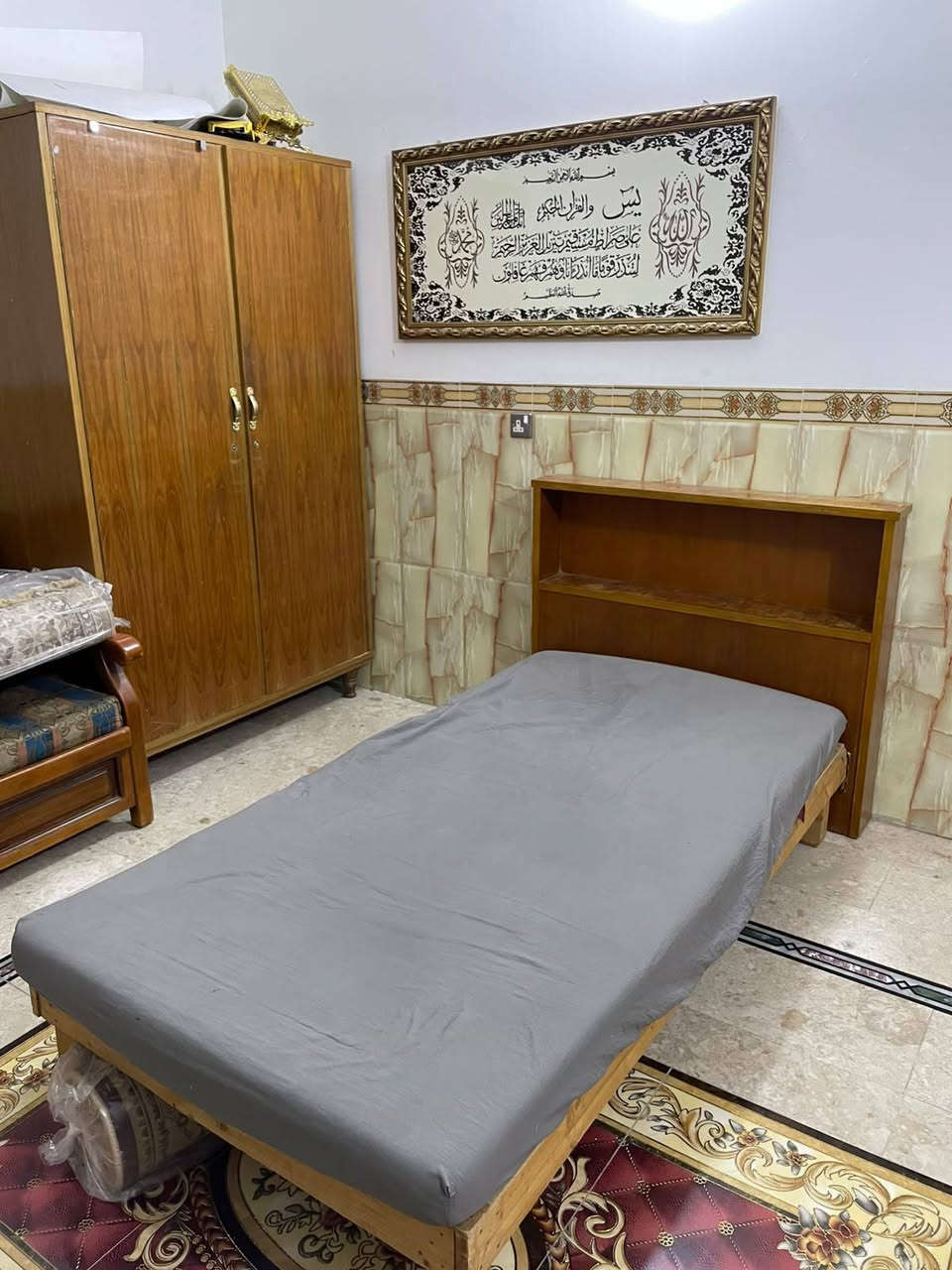 ( غراض للبيع ).
جربابه نفر جديده وكامله سعر 100 الف 
جربايه مع الدوشك 150 الف 
كنتور نظيف خانتين مع جرارات 3 ( السعر 100 )

قنفات عدد 2 ( الوزن الثقيل نظيفات )
بيهن مكان تخزين داخلي ( السعر 100 للوحده )

طباخ نظيف شغال ( سعر 130 الف ) 

المكان / الامين الثانيه/ نواب الظباط/ الخدمي 
رقمي ***********
