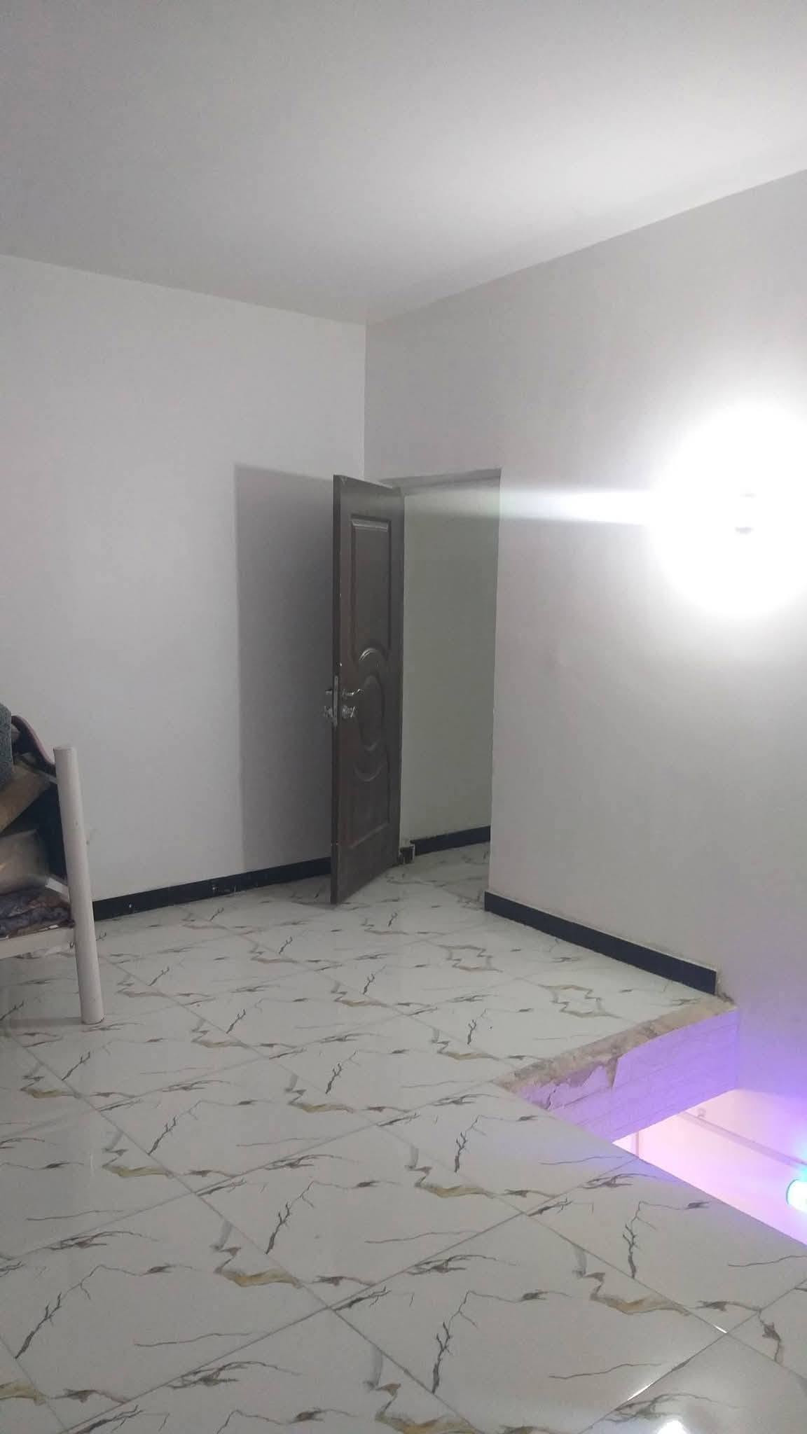 السلام عليكم دار سكن طابقين للبيع حديث البناء درجة اولئ في الكوت منطقة حي الحكيم الأولئ في الوائلية بالقرب من شارع الصب يقع على شارع 20م رئيسي مساحتة 140م طابقين البناء طابوق درجة اولى والسقف صب مسلح والارضية والجدران سيراميك ويتكون البيت من غرفتين نوم وصالة واستقبال ومطبخ وصحيات داخلية وخارجية ومرقم من قبل البلدية السعر 55 وبي مجال الاستفسار الاتصال على هذا الرقم ***********
