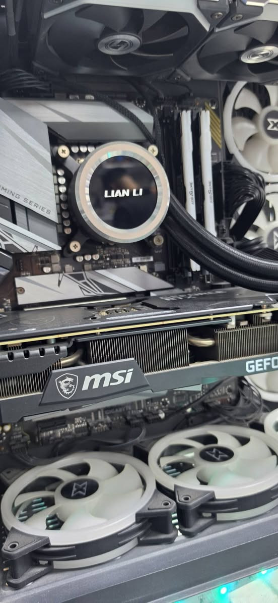 تجميعة احترافية RTX3080 مميزة للألعاب للبيع الاستفسار ***********
المواصفات الفنية للكمبيوتر

المعالج Intel Core i7-11700K :(CPU (الجيل

الحادي عشر - تردد 3.60GHz

بطاقة الرسوميات (NVIDIA GeForce RTX (GPU

3080 بحجم (10)

الذاكرة العشوائية (16GB :(RAM بسرعة 3666 MT/s

اللوحة الأم Z590 GAMING :(Motherboard نظام التشغيل: Windows 11 Pro الأصلي إصدار

(bit-64

لماذا تختار هذا الجهاز ؟

تشغيل أحدث الألعاب على أقصى إعدادات (Ultra

Settings) بأريحية تامة.

أداء سلس وممتاز في برامج المونتاج والتصميم مثل .Premier, Photoshop, 3D Max

معالج من فئة K يقدم قابلية لكسر السرعة وأ

المهام الثقيله
