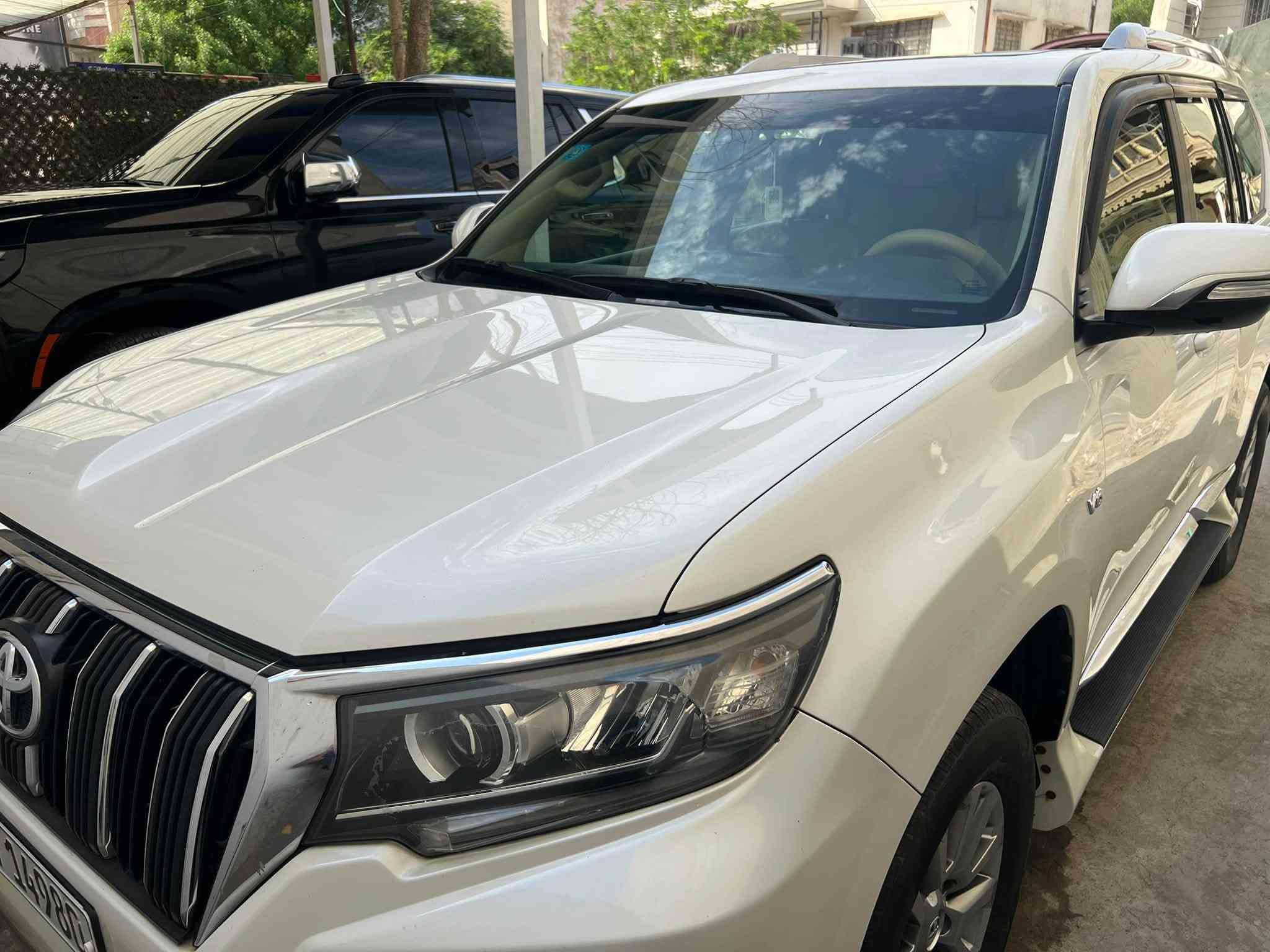 السلام عليكم 
للبيع برادو TXL ٢٠١٨ 
رقم بغداد الجديد وسنويتها ل ٢٠٣٠ 
معروفه مواصفات هاي الفئه 
ماشيه ٩٥ 
سياره مكفوله عدا شبر بارد فقط 
سياره جديده بمعنى الكلمه ومبينه بالصور 
سياره مكانه بغداد  الوزيريه 
رايدها ٣٧٠ وبيها مجال بسيط 
رقم الهاتف : ***********
