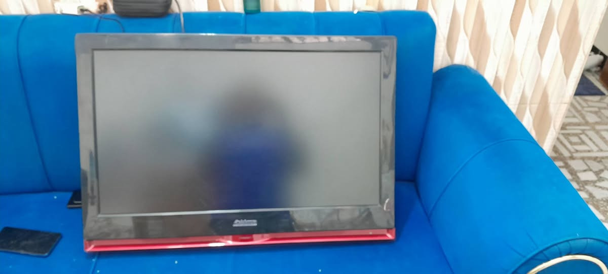 شاشه ٣٢ بدون نت وريمونت نوع تكمه الباب الاول متينه سعره ٦٠  ***********واتساب
