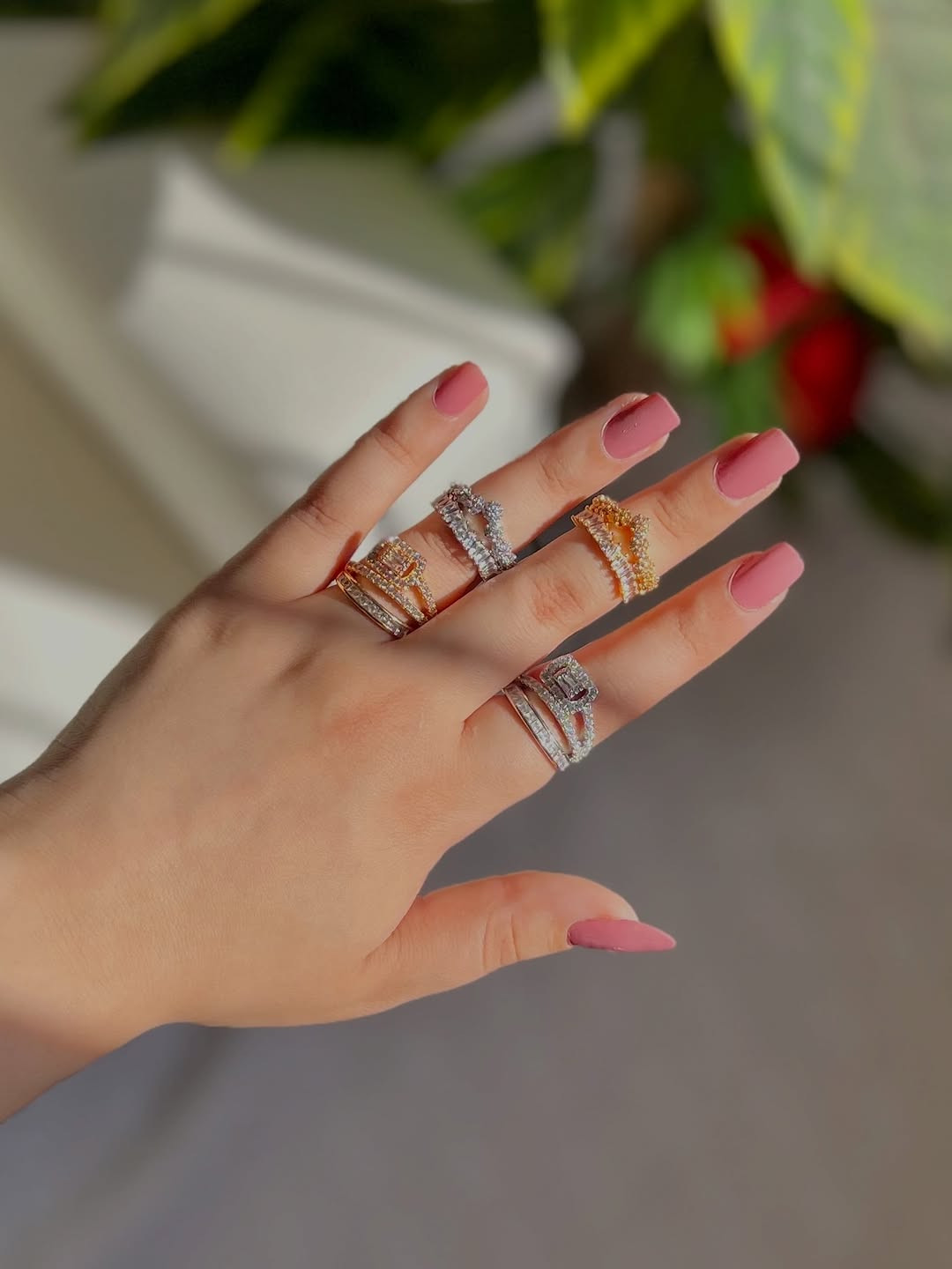 محابس زاركون فري سايز يجننون🥺🎀

نص مكتوب في الصور:
- الجمال يلي تستاهلة أيدج 🏯🥺
- اقلبي للموديلات 🦋👍