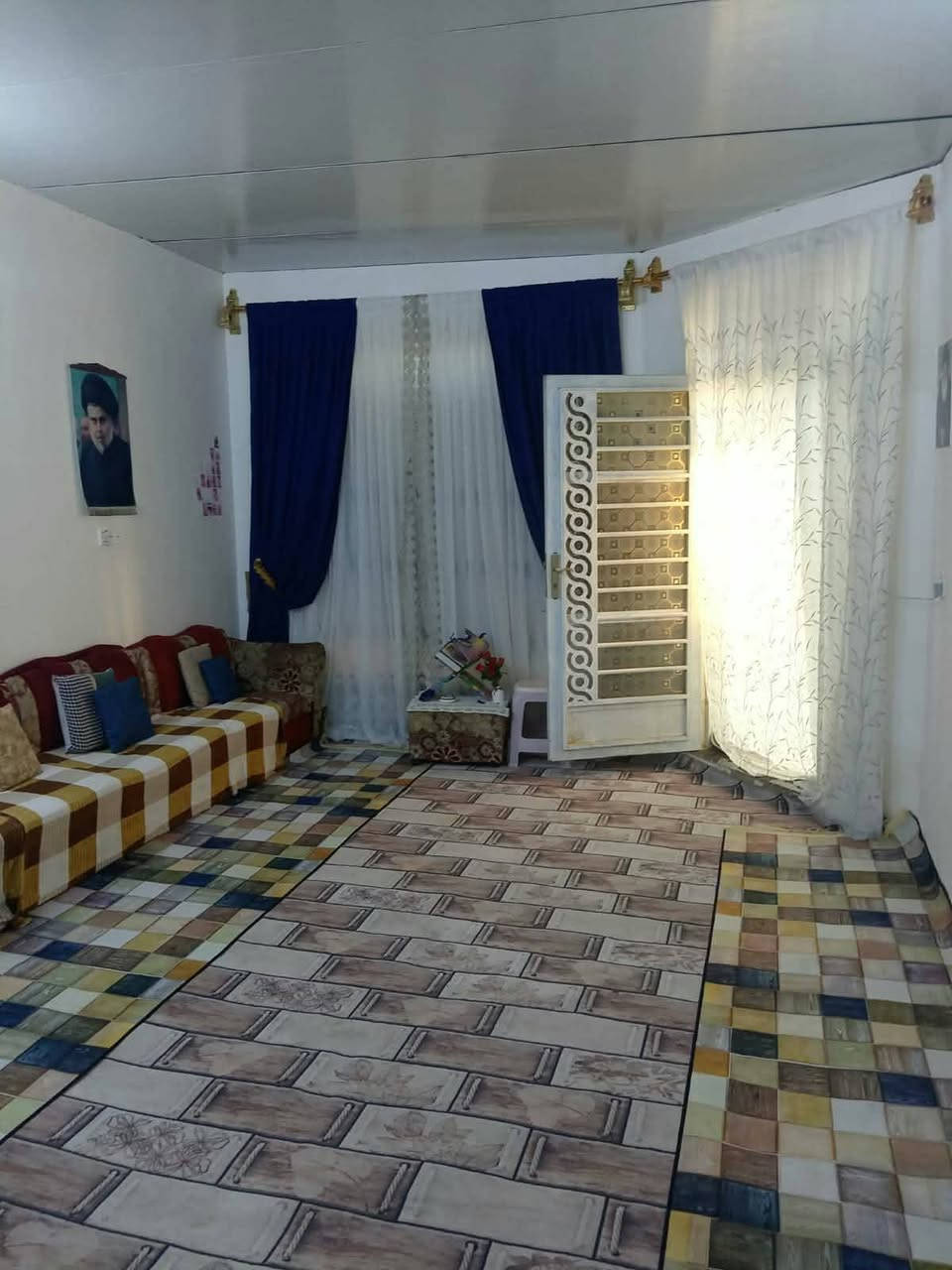 بيت مساحته 200 متر غرفتين وصاله ومطبخ واستقبال حي الجهاد قرب مدرسة اول العزم طابو صرف  بسعر 70- وبيه مجال لشراي

