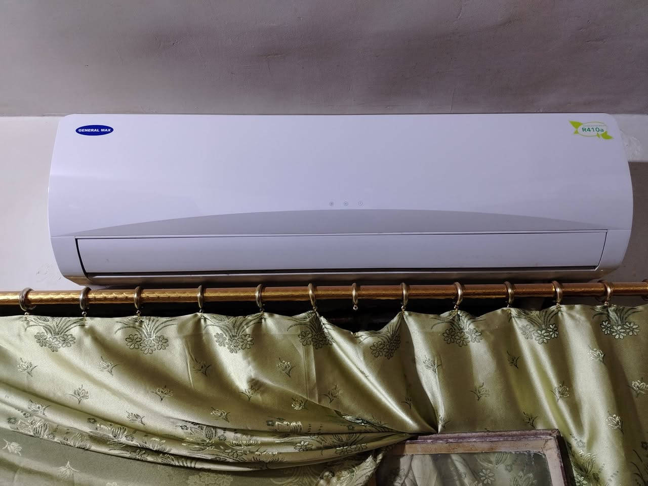 سبلت للبيع شغال مستعمل سنه واحده الي يريده يجيني على الخاص رقم الهاتف ***********
