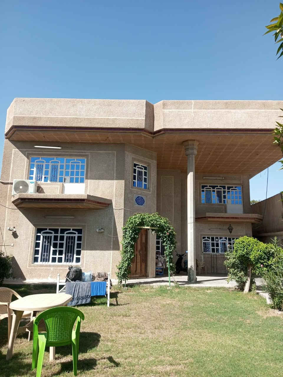 سلام عليكم البيت البيع طابقين الطابق الأول يحتوي على مطبخ استقبال صاله كبيره غرفة صحيات كامله و خارج البيت حديقه كبيره كراج كبير طرمه صحيات خارجيه و من ضمن البيت محل كبير على شارع و طابق الثاني يحتوي على ثلاثه غرف منام كاملة مساحة البيت 450 متر سعر البيت 360 مليون بي مجال انتصال على رقم موجود فقط ‏‪***********‬‏...
البيت زراعي مكان بغداد منطقة شاطىء التاجي.
