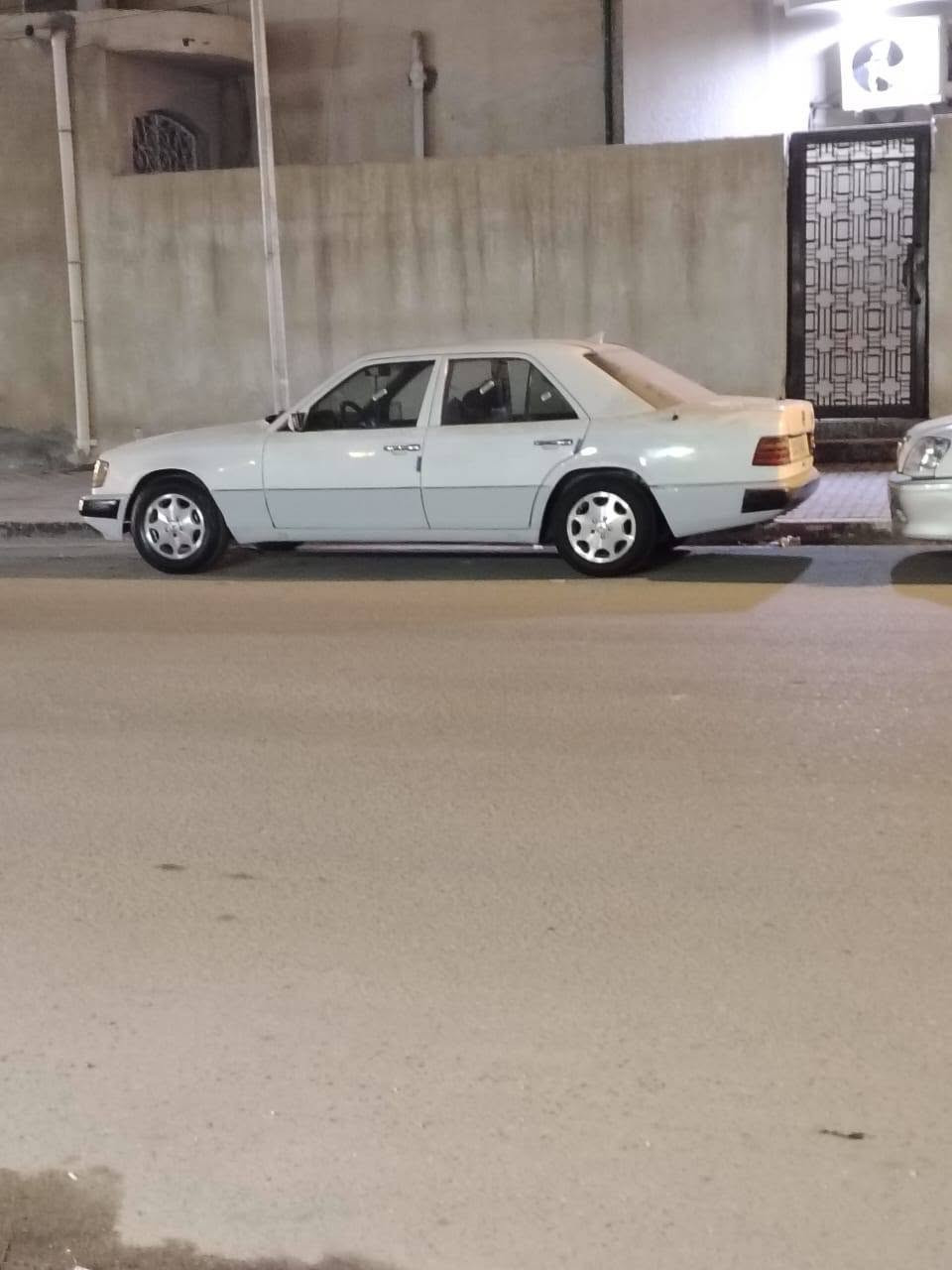 سلام عليكم مارسدس دب البيع فقط مديل 88  رقم بغداد سعر 65 وبيه مجال سياره توه معمره مكاني بصره مدينه ***********

