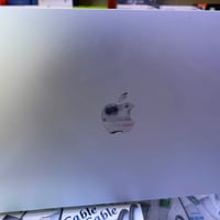 apple macbook air M5  ram 16G  ssd 512G  13,6 size  عدد دورات 6 فقط  ع...