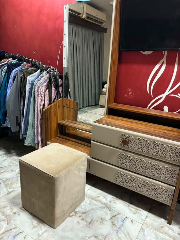 للبيت غرفه نوم مع الدوشك
العنوان بغداد شارع المغرب 

***********
