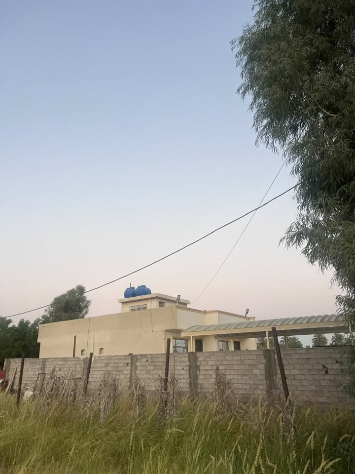 لسلام عليكم بيت 🏠 البيع في منطقة الجلاعطه البيت مساحته 330م واجهه 11 نزال 30بناء طابوك  البيت يحتوي طابق واحد فقط  غرفتين نوم  وصحيت ومطبخ وستقبال وصحيت وحديقة وكراج  متوفر كهرباء وماءيبعد عن شارع العام 800متر  استفسار على رقم *********** واتساب فقط ؟؟
