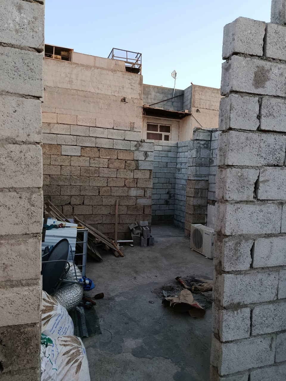 اللهم صل على محمد وال محمد 
بيت جديد للبيع جلولاء حي الوحدة فرع الحشد قرب جامع رياض الصالحين يتكون من استقبال ومطبخ وغرفة نوم ومنور وحمام وتواليت وغرفتين وحمام طابق ثاني تحت الانشاء 
فول مواصفات 38 قابل للتفاوض 
الاتصال على الارقام الظاهرة 
***********📱
***********☎️
