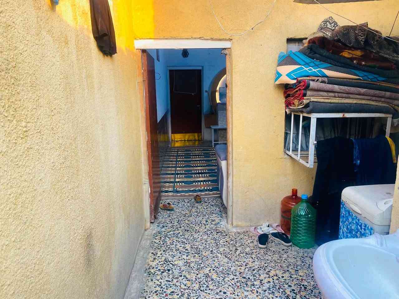 السلام عليكم  
بيت مدينه الصدر قطاع 28 شارع السفاره 
بيت خير من الله مجاري ماي كهرباء بيت عالي عن الشارع جدا  سقف سندويش من داخل كله مغلف سقف ثانوي  مع محل بلباب  السعر 30 ملون مجال قليل 
***********
