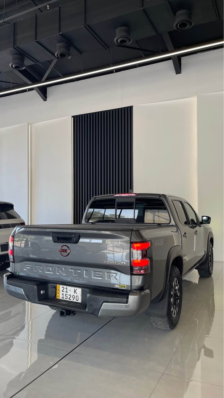 سڵاوتان لێبێت nissan fronter pro 4x مۆدێل٢٠٢٢ سەیارەکە کەنەدییە ٤٠،٠٠٠ مایڵ ڕۆشتووە تەنها بستێک لە بۆنیتەکەی پ.د،ڕ هەیە بۆیاخی نییە سەیارەکە گێڕو مەکینەی نەکراوەتەوە و بەشەرت مەکینە ٣.٨ لتری ٦ بستۆنە 
مواصەفات:
بەسمە 
کامێرا ٣٦٠ 
حاسە
رادار
قفڵ ئەکسل
لایت لید+زینۆن
شاشە
کوشن چەرم +کارەبایی
ڕاداری ناوچەی کوێر
زۆر مواسەفاتی دیکە
نرخی 263 وەرەقەو مەجال
ژمارەی مۆبایل:***********
WhatsApp&Viber✅ السليمانية, العراق
