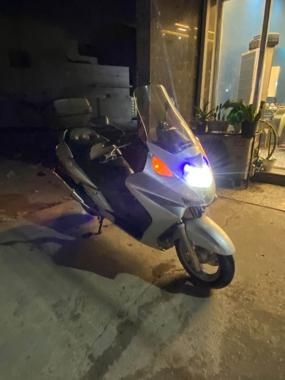 السلام عليكم سلفر ونج مكينه 400 دراجه مكينه بلاديه مكفوله ممفتوحه شرط نعومه وشلعه معدل تخبل ونكره بكل وقت كهربائيات كله كامله حته كلوب جنطه شغال قفل جنطه ستيرن دبلات بركيات كله كفاله يرادله بس ترتيب للكفرات مشخطات وتطبيك بس  وباقي كله كفاله رايدها بمليونين و١٠٠ وشراي بخدمته مكاني دوره ***********
