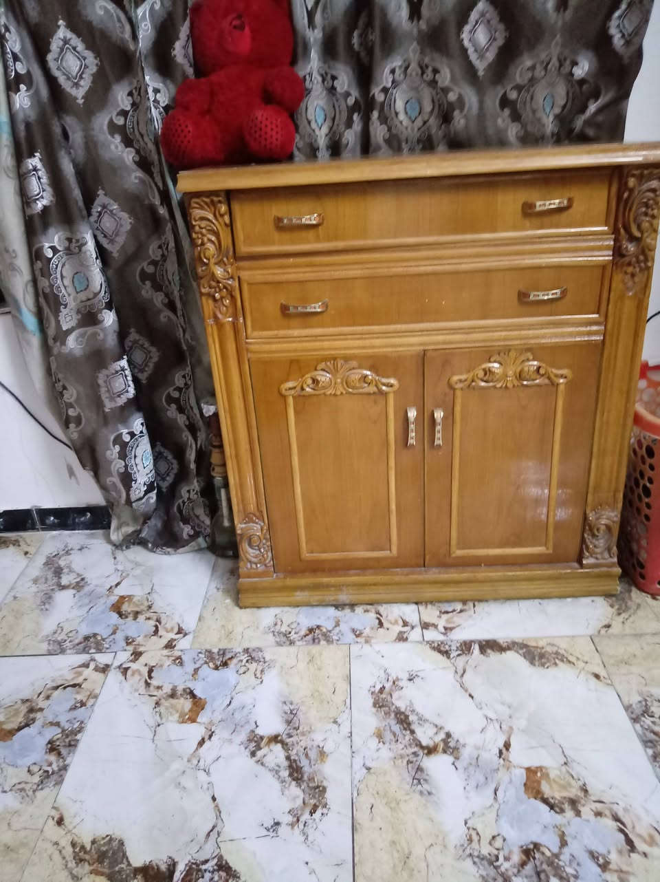 غرفه نجارة تزكام ام طابقين شغل ثكيل
الجربايه زان والزاويه مقفله  وبيها ضرر بس بصفحة الزاويه وما ماثر وبميز  المرايه شي كلش بسيط ب ٩٢٥ وبيها مجال
مكانها الحله شارع ٨٠
هذا رقمي***********!
