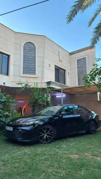 كامري 2025 اللون اسود ماشيه 32 الف ميل وارد امريكي SE  حادثها سرقة جام...