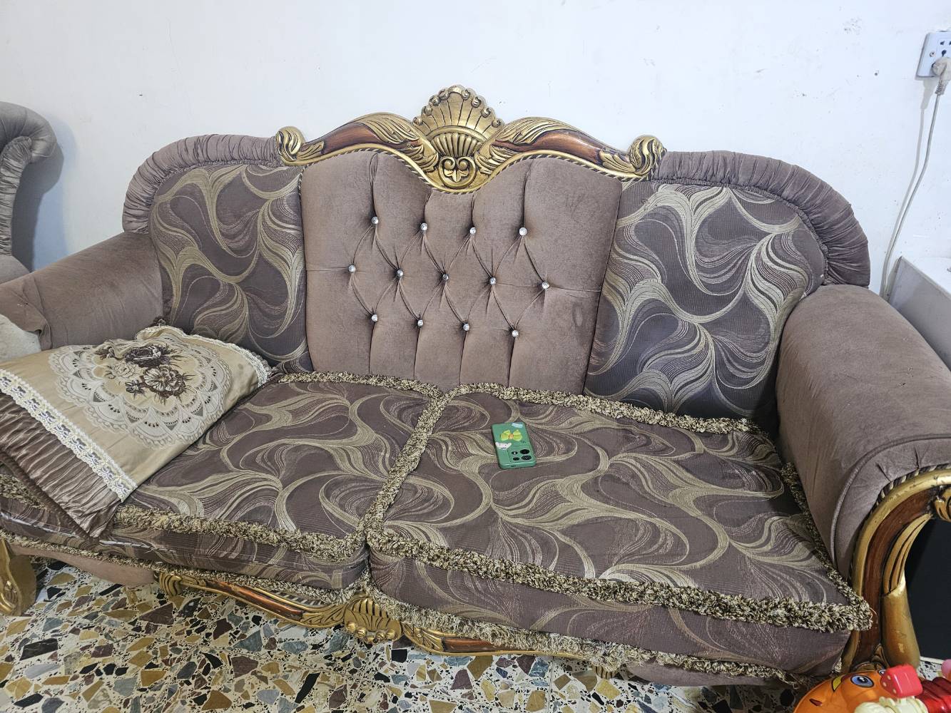 ٢ كنب كبار • ٤ كنب صغار • مجلس مرتب