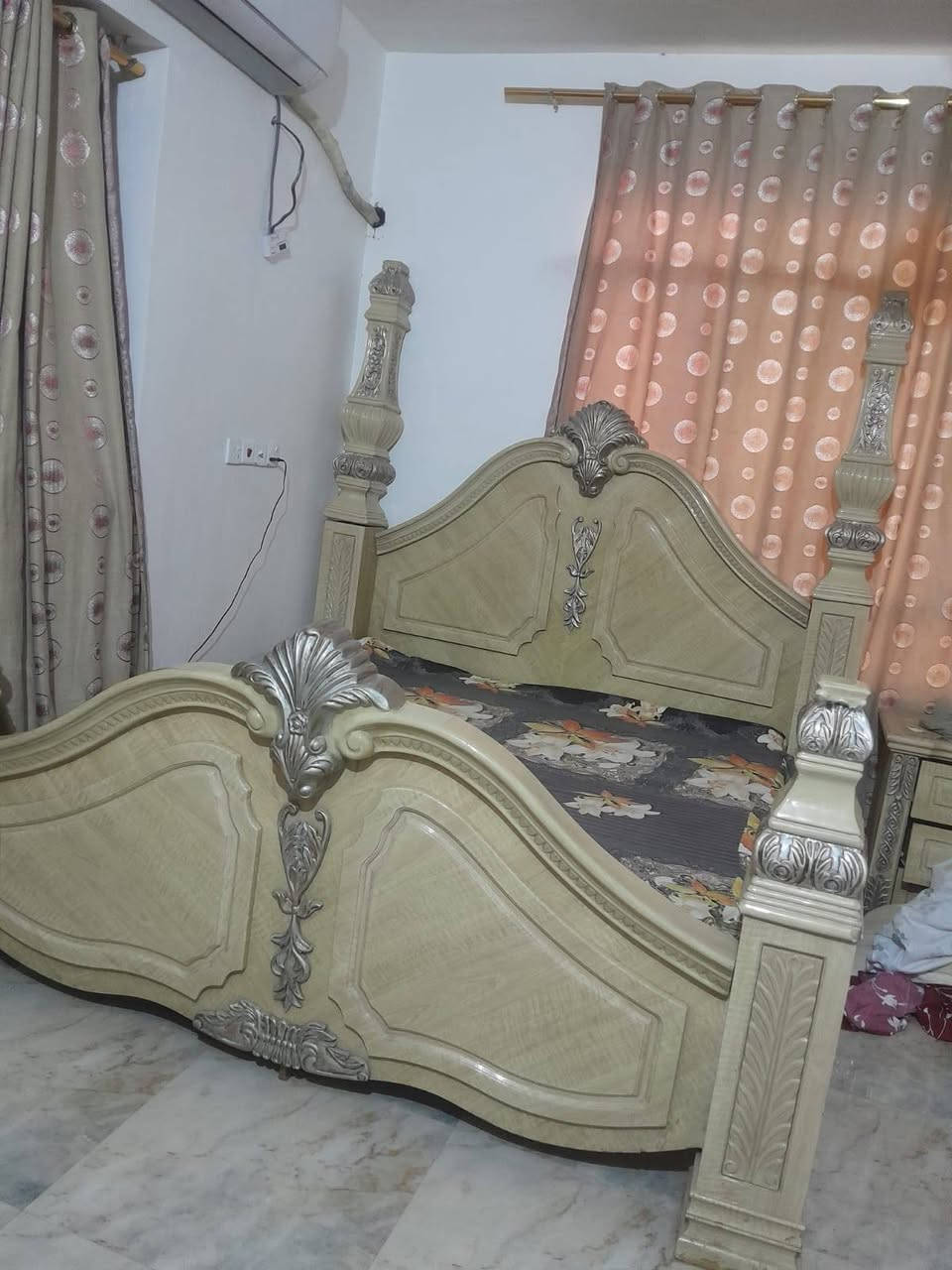 السلام عليكم 
غرفة ماليزية ثقيلة للبيع
السعر ٢٥٠ 
المكان الزعفرانية 
***********
