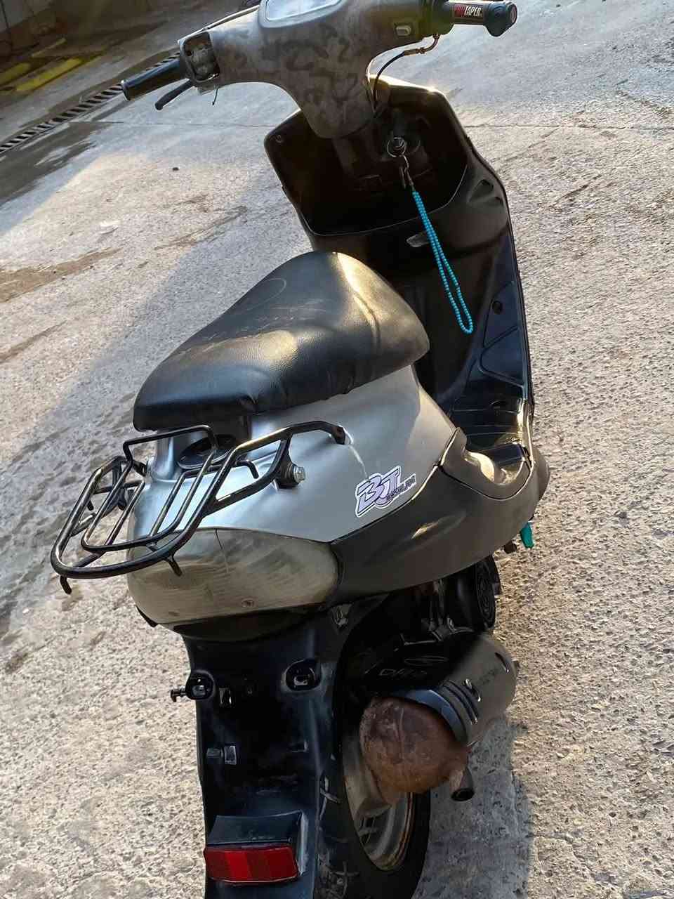 ---
*دراجة تسع زروف للبيع* 
السعر: 350 الف فقط 
المواصفات:
- محرك قوي وصرف بانزين قليل
- بيها حمالة خلفية 
- تايرات زينة وجاهزة
- تفيد للدوام واللفات القريبة
الدراجة نظيفة ومابيها اي نقص 
المكان: البصرة 
للتواصل: ***********
الشرايه  فقط يراسلوني
---
