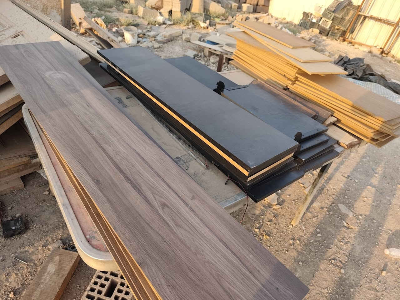 سلام عليكم ورحمة الله وبركاته اخوان رفوف محل ملابس جديده جدآ   حديد ثقيل كميه خير من الله مفصخات وكاملات للستفسار *********** للعنوان بغداد جسر ديالى
