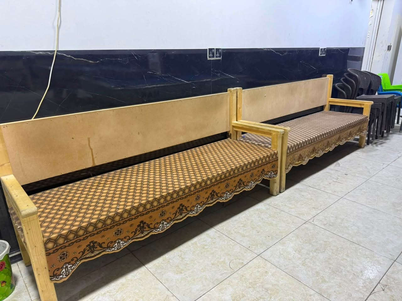 سلام عليكم كرويتات للبيع عدد خمسه سعر وحده ٨٠ا العنوان الديوانيه شارع المطاعم الرقم/***********

