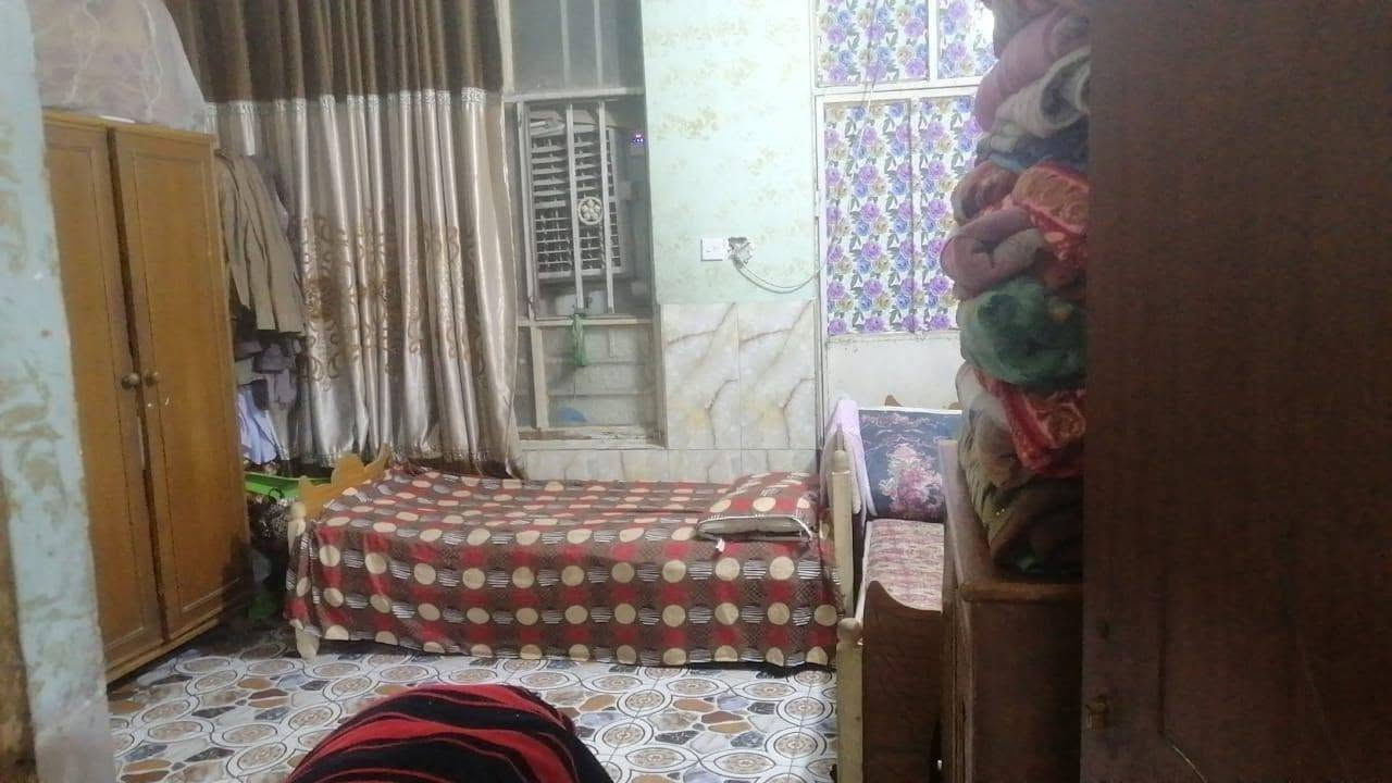 بيت للبيع طرمه واستقبال وصاله و ٢ غرف نوم ومطبخ كبير وطابق ثاني صالح وحمام و٢ سطح كبير 
في قطاع ١ الأولى 
مساحه ١٤٤ طابق ونص 
للاستفسار اتصل أو اوتساب 
 ***********
