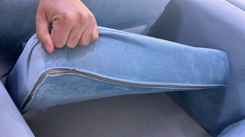 السلام عليكم 
عندنا هاي الاغراض للبيع 
كلهن جديدات و قويات و استعمال سنة واحدة و اقل من سنة

القنفات سعر ١٥٠
الميز سعره ١٥٠
غرفة المنام التركية سعر مليونين و ربع
غرفة المنام كويتية نفر واحد سعر ٣٥٠

المكان : البصرة/ حي المهندسين
التواصل على الرقم ***********

