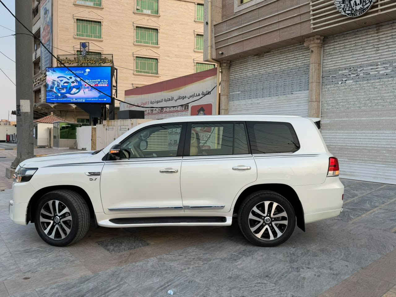 سلام عليكم شباب لاندكروزر مديل 18 VXR سيارة جاهزة من كل الشي تخم تاير حداد عام دوشه كشنات ورضيه باتري امارون لاصلي العنوان البصرة السعر 465$  ***********
