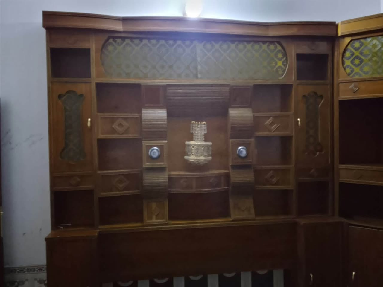 غرفه خشاب نضيفه خشب نضيف بدون جربايه سعره 600 وبيها مجال الشراي يتواصل ‭***********‬
