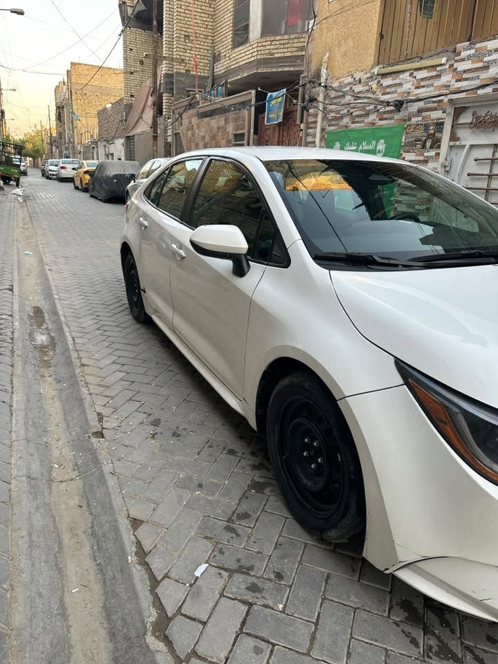 كورلا ياباني وارد امريكي 2024 بانزين فقط 
حادث موجود بلصور تبديل 3 قطعه اصلي بلادي نفس الون 
يعني بس براغي مفتوحه لا تكمه ولا دوسه ولا شي كله مكفول 

وبيه حادث بأمريكا هلال الجاملغ الخلفي بي معجون والجاملغ كله صابغي وبارد بلجنطه قليل ع كد العلامه 
مكينه 2000 
مدينه الصدر الكياره 
***********
السعر 145
