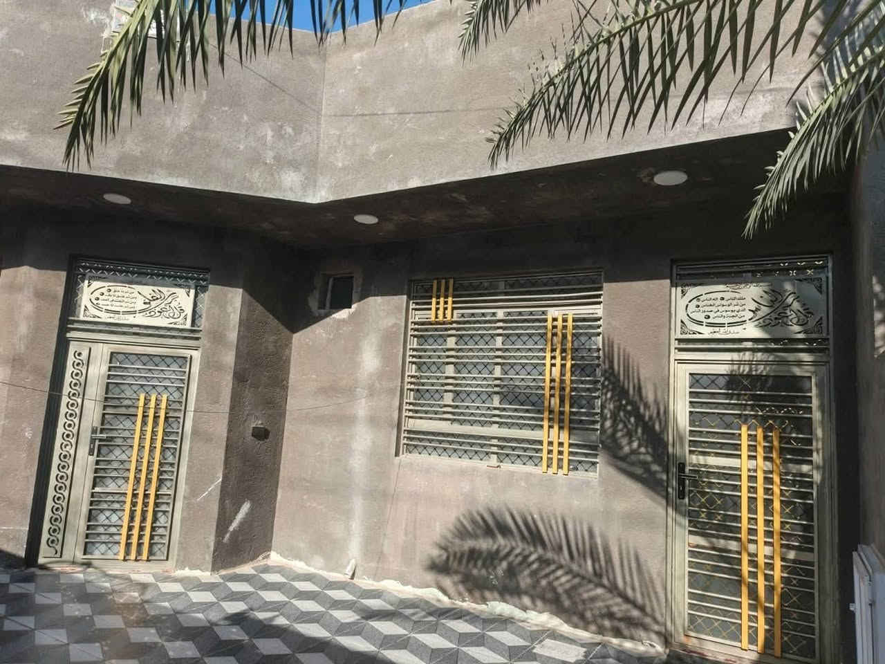 السلام عليكم  بيت للبيع  طابو صرف في حي الزهراءقرب المدرسه الصينيه بناء حديث سنه 2025 اساس البيت رفت المساحه 200متر يحتوي البيت على غرفتين قياس 4×5 وستقبال قياس4×7 والمطبخ 5×5 اونص والصاله 4اونص ×7يحتوي على مناور وحمامات البيت مطلوب اسكان للاستفساار الاتصال على هذا الرقم ***********

