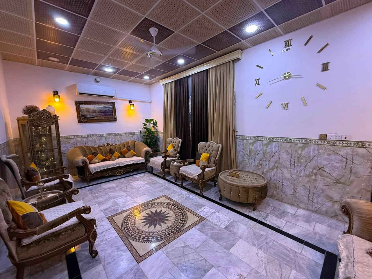 سلام عليكم للبيع. كاونتر. نضيف. بس الكاونتر بدون الطباخ والغراض.  +. طخم رئاسي  نضيف ويا الزويه.  السعر   شلع مليوت و٢٠٠ وبي مجال. *********** الموقع كربلاء حي الاطارات
