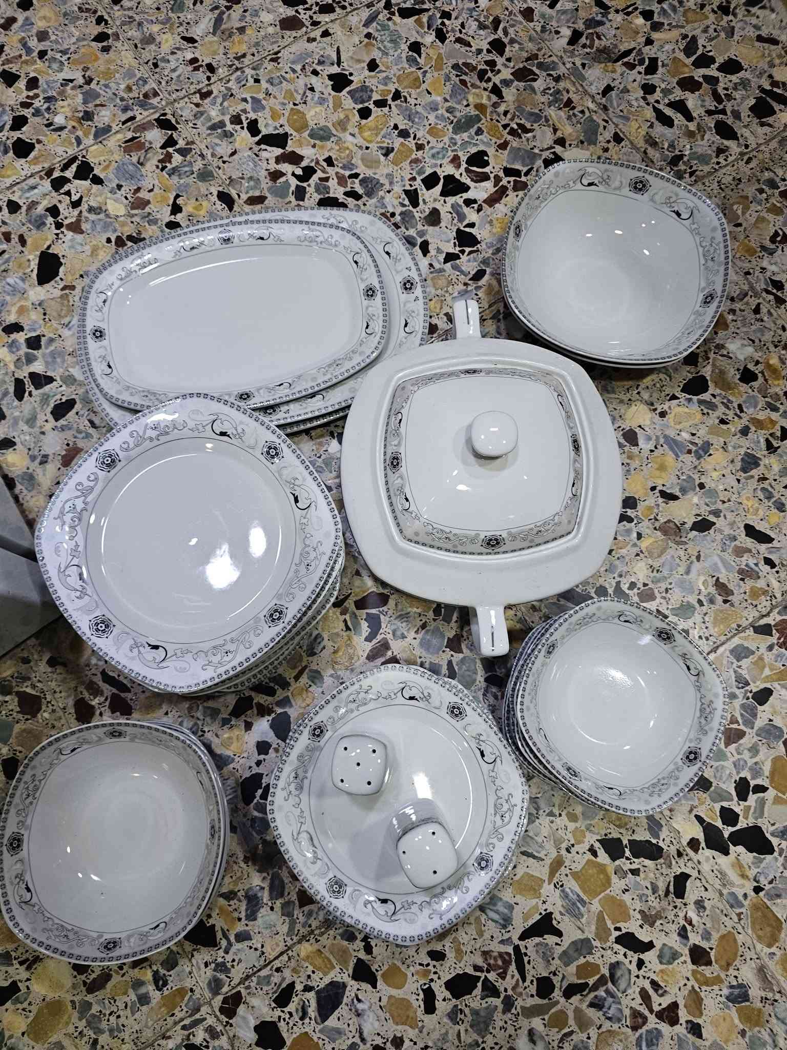 نص تخم جلد • زجاجيات ٧٠ قطعة • بغداد سبع أبكار