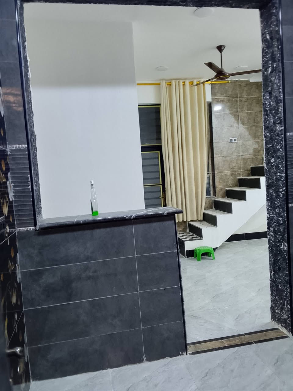 بيت للايجار • ١٠٠م • قريب مجمع المرتضى